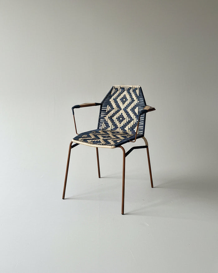 Silla Athena de Geometrico: estructura metálica en tubería con tejido artesanal en mimbre sintético en espaldar y asiento.
