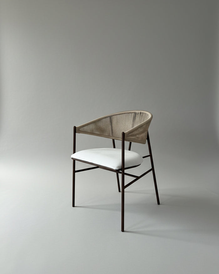 Silla Curve de Geometrico: estructura metálica en tubería de líneas continuas, espaldar tejido en cordón náutico y asiento tapizado.