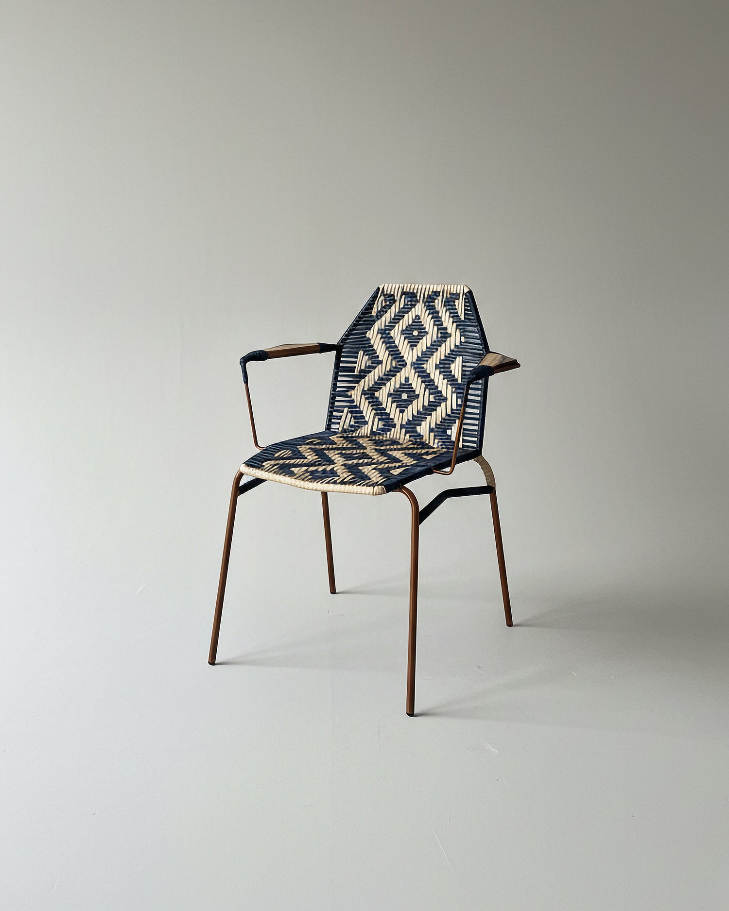 Silla Athena de Geometrico: estructura metálica en tubería con tejido artesanal en mimbre sintético en espaldar y asiento.