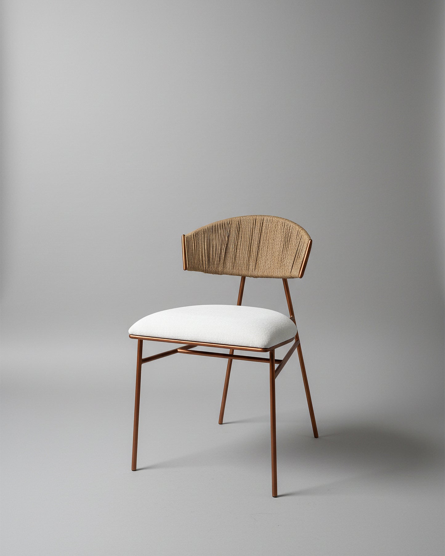Silla Sabina de Geometrico: estructura metálica en tubería, espaldar en fibra de madera y asiento tapizado.