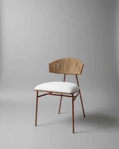 Silla Sabina de Geometrico: estructura metálica en tubería, espaldar en fibra de madera y asiento tapizado.