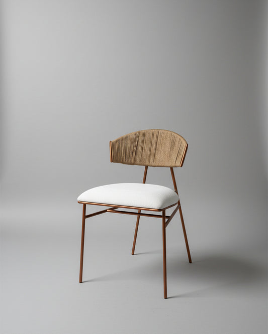 Silla Sabina de Geometrico: estructura metálica en tubería, espaldar en fibra de madera y asiento tapizado.