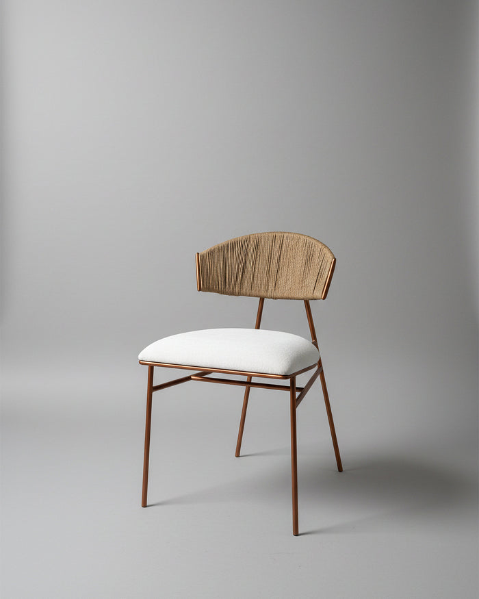 Silla Sabina de Geometrico: estructura metálica en tubería, espaldar en fibra de madera y asiento tapizado.
