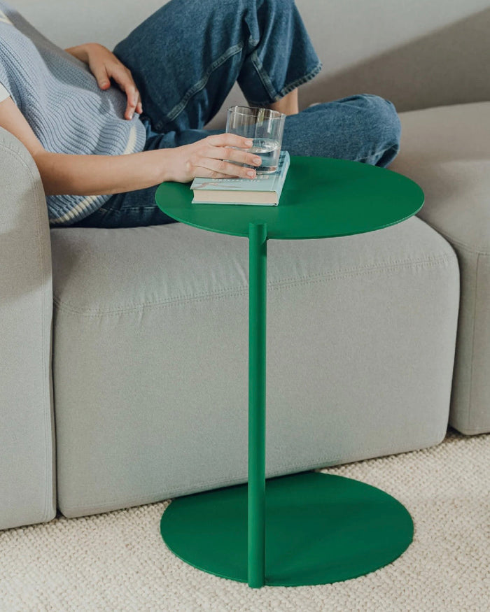 Mesa Nodo de Geometrico: mesa auxiliar 100% metálica en tubería, silueta minimalista.